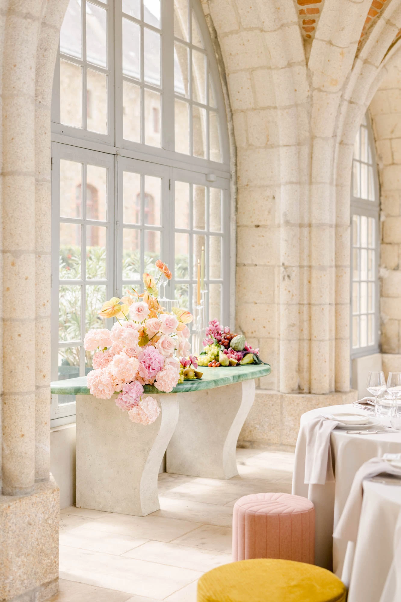 meubles rose chaise composition florale gris